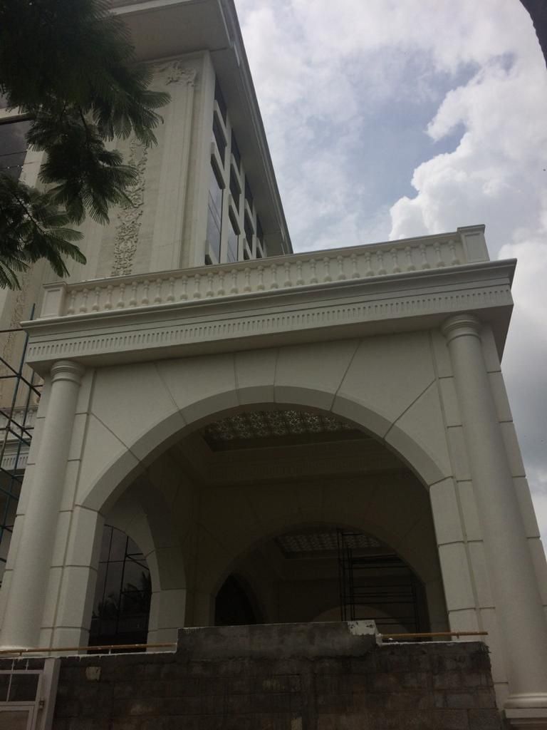 The arched portico on columns, with the cornice and balustraded parapet above — Courtyard by Marriott, Bangalore, Karnataka