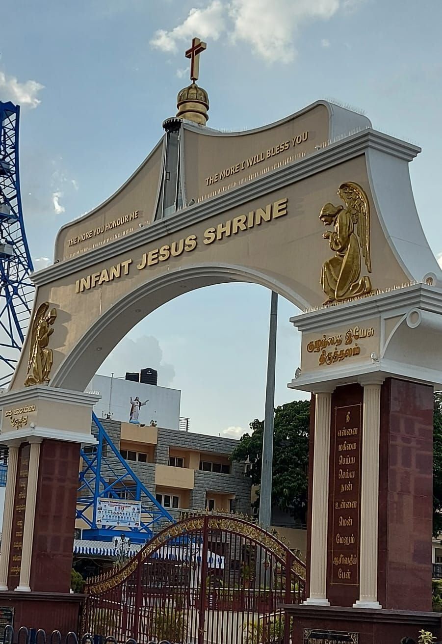 The arch, the angel figures and the pillars from the side — Infant Jesus Shrine